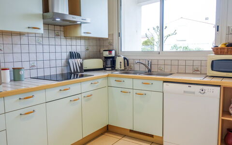 Villa Languedoc: Eigentum, Küche, Zimmer, Cabinetry, Countertop, Möbel, Gelb, Major Appliance, Gebäude, Haus