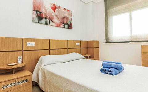 La Mar Bella: Bett, Flooring, Fussboden, Schlafzimmer, Möbel, Interior Design, Bettdecke, Zimmer, Bedding, Decke