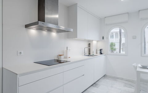 Oasis Ii: Wohnung, Balkon, Eigentumswohnung, Zaun, Gartenmöbel