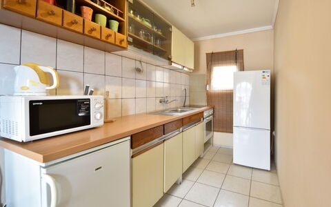Marijana: Cabinetry, Countertop, Möbel, Gebäude, Küchengerät, Herd, Küche, Holz, Haushaltsgerät, Flooring