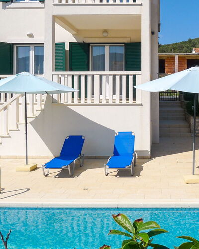 Villa Zlatan: Eigentum, Gebäude, Haus, Sonnenliege, Resort, Grundeigentum, Schatten, Zuhause, Gartenmöbel, Schwimmbad