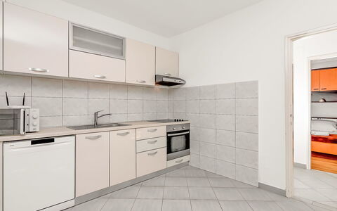 Ruža: Zimmer, Eigentum, Möbel, Cabinetry, Küche, Countertop, Interior Design, Fliese, Fussboden, Grundeigentum