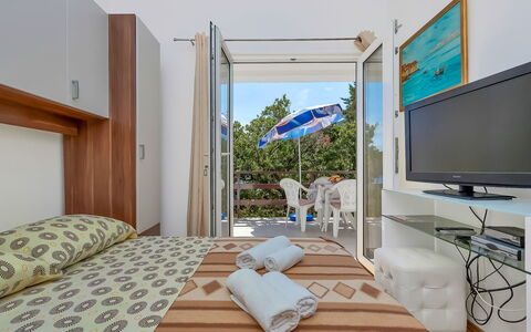 Ruža: Zimmer, Eigentum, Möbel, Schlafzimmer, Interior Design, Gebäude, Bett, Haus, Grundeigentum, Tabelle