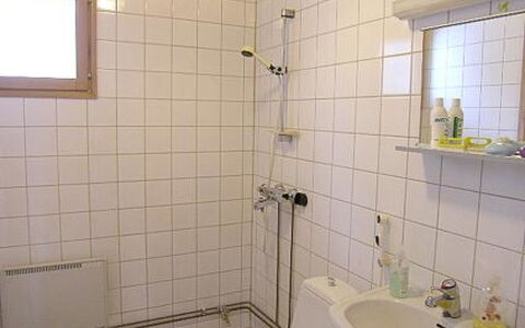 Herkkola: Armatur, Badezimmer, Flooring, Fussboden, Installation, Zapfhahn, Sinken, Bad Sink, Interior Design, Zimmer