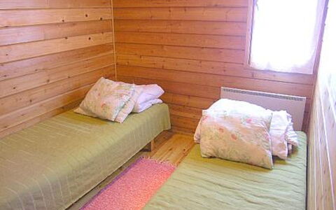 Herkkola: Flooring, Fussboden, Holz, Interior Design, Zimmer, Bett, Schlafzimmer, Holzboden, Holzbeize, Decke