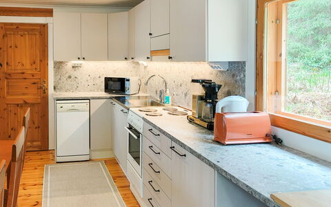 Mäntyniemi: Küche, Küchengerät, Countertop, Major Appliance, Cabinetry, Interior Design, Holz, Flooring, Spüle, Möbel