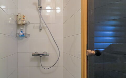 Aslakit B: Badezimmer, Armatur, Duschkopf, Flooring, Dusche, Brausenstange, Interior Design, Installation, Fussboden, Duschpaneel