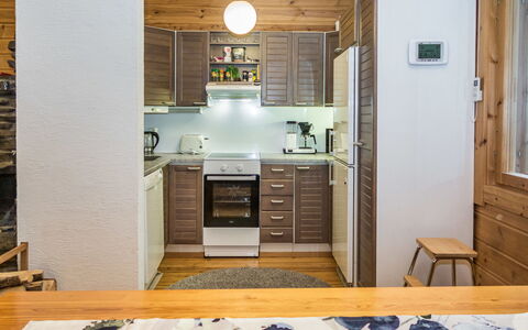 Purnukylä 6: Küche, Interior Design, Küchengerät, Major Appliance, Countertop, Flooring, Möbel, Holz, Decke, Fussboden