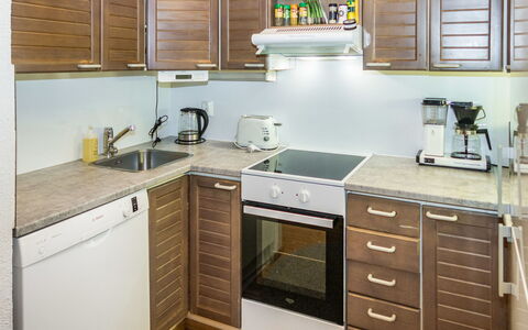 Purnukylä 6: Küche, Cabinetry, Countertop, Küchengerät, Major Appliance, Holz, Flooring, Möbel, Interior Design, Spüle
