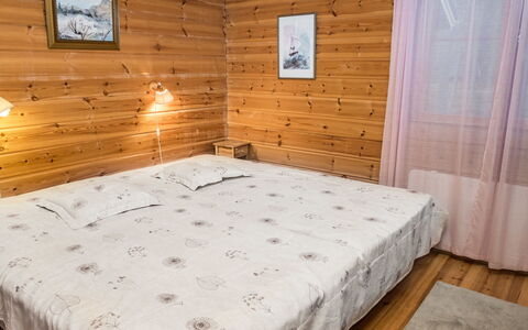 Purnukylä 6: Holz, Interior Design, Bett, Fussboden, Schlafzimmer, Flooring, Möbel, Decke, Zimmer, Bettdecke