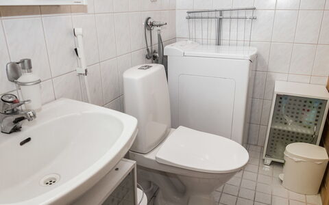 Purnukylä 6: Toilleten Sitz, Badezimmer, Toilette, Armatur, Bad Sink, Sinken, Flooring, Zapfhahn, Installation, Fussboden