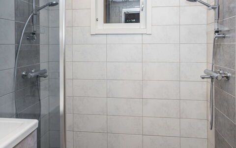 Purnukylä 6: Badezimmer, Wand, Armatur, Flooring, Fussboden, Duschkopf, Dusche, Installation, Fliese, Interior Design