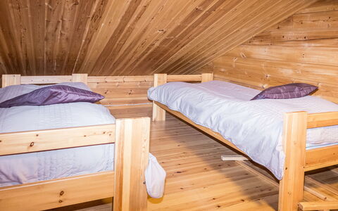 Purnukylä 6: Holz, Schlafzimmer, Decke, Möbel, Bett, Fussboden, Dachboden, Interior Design, Flooring, Hartholz