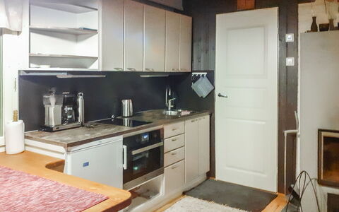 Kaukosaaren Ahonlaita: Küchengerät, Küche, Countertop, Major Appliance, Möbel, Cabinetry, Flooring, Holz, Interior Design, Haushaltsgerät