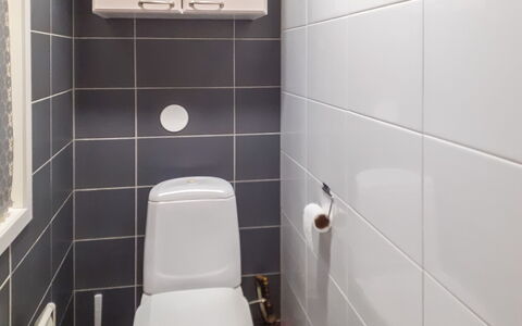 Kaukosaaren Ahonlaita: Toilleten Sitz, Toilette, Badezimmer, Wand, Flooring, Armatur, Fussboden, Weiss, Interior Design, Fliese