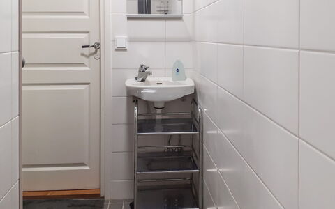 Kaukosaaren Ahonlaita: Flooring, Fussboden, Interior Design, Armatur, Fliese, Zimmer, Installation, Badezimmer, Zapfhahn