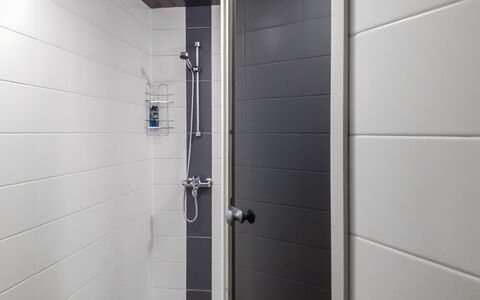 Kaukosaaren Ahonlaita: Flooring, Badezimmer, Armatur, Fussboden, Interior Design, Fliese, Installation, Toilette, Glas