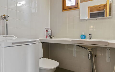 Rukapahta 5: Armatur, Flooring, Interior Design, Fussboden, Sinken, Decke, Badezimmer, Zapfhahn, Toilette, Installation
