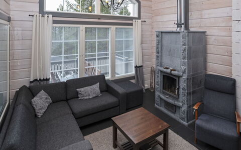 Rukanloisto a: Holz, Hütte, Hartholz, Blockhaus, Wohnzimmer, Holzbeize, Planke, Daylighting, Couch