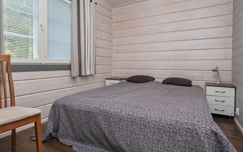 Rukanloisto a: Holz, Schlafzimmer, Flooring, Fussboden, Bett, Interior Design, Bettdecke, Bedding, Holzboden, Decke