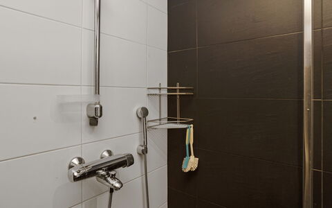 Rukanloisto a: Armatur, Flooring, Badezimmer, Installation, Fliese, Duschkopf, Zapfhahn, Brausenstange