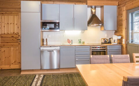 Kotka: Küche, Flooring, Holz, Major Appliance, Küchengerät, Möbel, Holzboden, Countertop, Interior Design, Decke