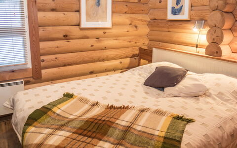 Kotka: Holz, Möbel, Schlafzimmer, Interior Design, Bett, Fussboden, Bettdecke, Beleuchtung, Flooring, Braun