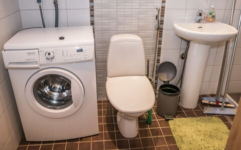 Kotka: Armatur, Waschmaschine, Flooring, Sinken, Fussboden, Interior Design, Badezimmer, Installation, Bad Sink, Wäschetrockner