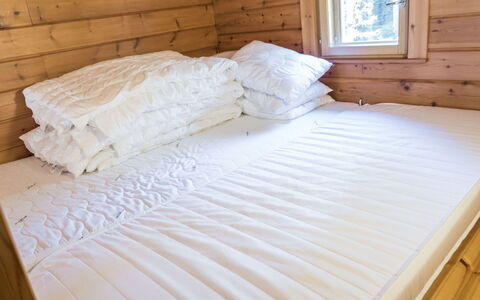 Putilanranta: Holz, Schlafzimmer, Flooring, Fussboden, Interior Design, Bett, Linens, Bettdecke, Bedding, Holzbeize