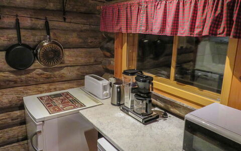 Putilanranta: Holz, Küchengerät, Flooring, Küche, Holzbeize, Zimmer, Kleingeräte, Major Appliance, Countertop, Hartholz