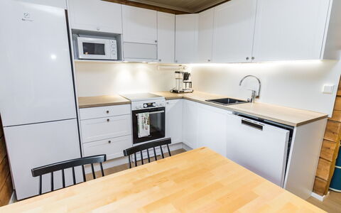 Pelkkaveska: Küche, Küchengerät, Flooring, Interior Design, Countertop, Möbel, Holz, Major Appliance, Cabinetry, Fussboden