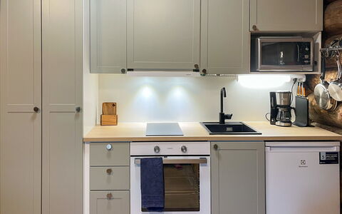 Keloveska: Küchengerät, Küche, Countertop, Major Appliance, Cabinetry, Haushaltsgerät, Möbel, Holz, Interior Design, Herd