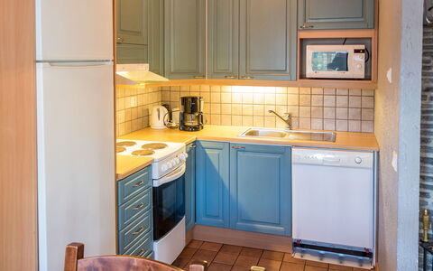 Pyryruka 1: Küche, Küchengerät, Countertop, Major Appliance, Cabinetry, Interior Design, Flooring, Holz, Möbel, Sinken