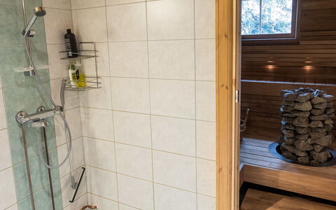 Pyryruka 1: Flooring, Holz, Fussboden, Interior Design, Armatur, Badezimmer, Installation, Duschkopf, Zimmer, Dusche