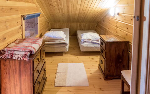 Pyryruka 1: Fussboden, Bett, Flooring, Interior Design, Schlafzimmer, Holz, Möbel, Decke, Zimmer, Bettdecke