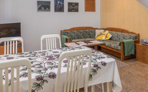 Karhunvartijan Linna B14: Möbel, Interior Design, Flooring, Holz, Fussboden, Zimmer, Beleuchtung, Tabelle, Decke, Couch
