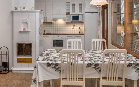 Karhunvartijan Linna B14: Möbel, Interior Design, Flooring, Holz, Fussboden, Decke, Küche, Zimmer, Light Fixture, Beleuchtung