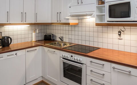 Karhunvartijan Linna B14: Küche, Küchengerät, Countertop, Major Appliance, Cabinetry, Flooring, Holz, Interior Design, Spüle, Sinken