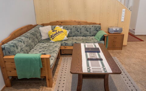 Karhunvartijan Linna B14: Möbel, Flooring, Holz, Fussboden, Interior Design, Couch, Tabelle, Zimmer, Holzbeize, Wohnzimmer