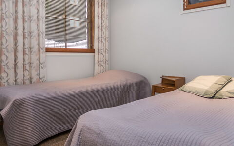Karhunvartijan Linna B14: Bett, Schlafzimmer, Möbel, Fussboden, Holz, Interior Design, Bettdecke, Flooring, Bedding, Linens