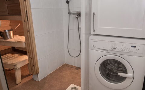 Karhunvartijan Linna B14: Flooring, Fussboden, Holz, Waschmaschine, Interior Design, Armatur, Wäschekammer, Zimmer, Wäschetrockner, Installation