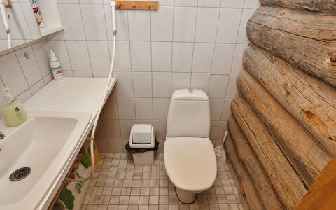 Karhunpesä: Toilleten Sitz, Toilette, Holz, Flooring, Armatur, Fussboden, Badezimmer, Installation, Zimmer, Bidet