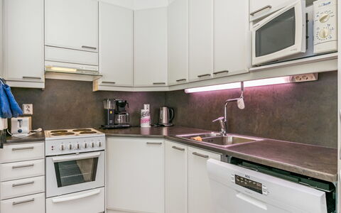 Karhunvartijan Kota B1: Küchengerät, Küche, Major Appliance, Countertop, Interior Design, Haushaltsgerät, Flooring, Cabinetry, Herd, Möbel