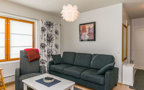 Karhunvartijan Kota B1: Möbel, Interior Design, Flooring, Wand, Fussboden, Holz, Decke, Couch, Wohnzimmer, Zimmer