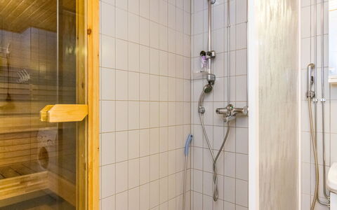 Karhunvartijan Kota B1: Armatur, Flooring, Badezimmer, Fussboden, Interior Design, Duschkopf, Dusche, Installation, Brausenstange, Zimmer