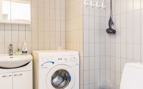 Karhunvartijan Kota B1: Waschmaschine, Armatur, Interior Design, Flooring, Fussboden, Sinken, Badezimmer, Wäschetrockner, Zapfhahn, Wäschekammer
