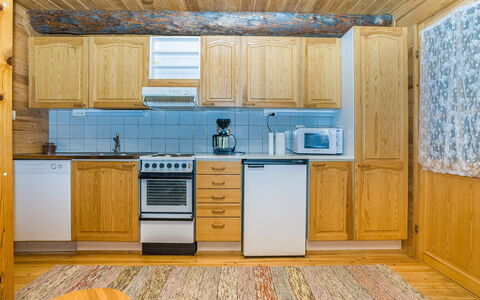 Kuontijärvi a: Holz, Flooring, Fussboden, Decke, Interior Design, Sinken, Zimmer, Küche, Cabinetry, Holzbeize