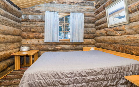 Kuontijärvi a: Holz, Schlafzimmer, Fussboden, Flooring, Bett, Decke, Bedding, Bettdecke, Hartholz, Blockhaus