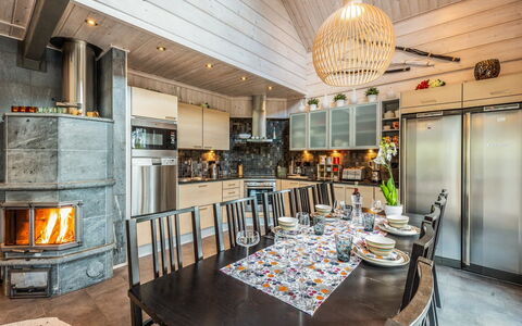 Lapinukonkäännös: Holz, Küche, Interior Design, Decke, Light Fixture, Beleuchtung, Möbel, Countertop, Flooring, Küchengerät
