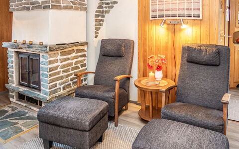 Kuusela: Möbel, Holz, Interior Design, Stuhl, Flooring, Fussboden, Zimmer, Wohnzimmer, Komfort, Holzbeize